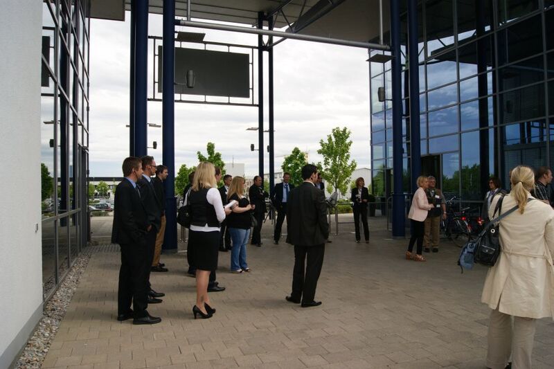 Eine Besuchergruppe am Eingang des Fujitsu-Werks in Augsburg. (IT-BUSINESS)