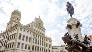 Die Stadt Augsburg spielt in puncto digitale Dienste – nicht zuletzt aufgrund der Bayern-Packages – im bundesweiten Vergleich eine führende Rolle. Die neue Stadt-App soll die digitalen Verwaltungsdienstleistungen in die Breite bringen. (Bild: © Alejandro - stock.adobe.com)