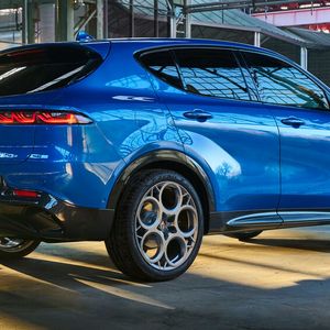 Am Heck gibt es nach aktueller Mode ein durchgehendes Leuchtenband.(Bild:  Alfa Romeo)