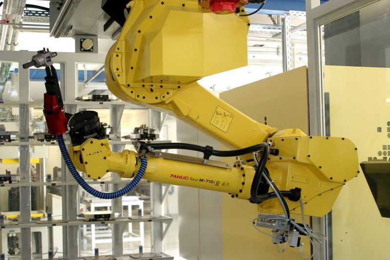 Bild 2: Der Roboter entnimmt einen Elektroden-Rohling und bestückt die HSC-Fräsmaschine. (Archiv: Vogel Business Media)