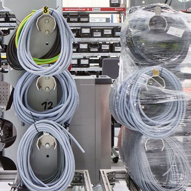 Die Leitungen werden zugeschnitten, mit den passenden Steckverbindern und vorsortiert in die Montage geliefert.  (Bild: Helukabel)