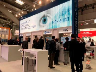Die iTAC Software AG zeigt auf der Hannover Messe 2020 ihre Neuheiten. Die MES- und IIoT-Lösungen ermöglichen transparente, automatisierte Pro-duktionsabläufe und unterstützen Unternehmen bei der Digitalisierung ihrer Prozesse. Das Manufacturing Execution System iTAC.MES.Suite beinhaltet verschiedene bewährte und neue Services zur Vernetzung, Automatisierung und Analyse von Produktionsprozessen. Mit dem Release 9.20.00 der iTAC.MES.Suite wurde die iTAC.Workbench, ein browserbasiertes Framework zur Einbindung beliebiger HTML5-konformer Anwendungen, gelauncht. Damit legt iTAC verstärkt den Fokus auf Plattform-unabhängigkeit, Flexibilität, Mobile-Fähigkeit, Usability und einfache Verteilung. Intelligente Produktionslogistik mit Fahrerlosen Transportsystemen. Auf der Messe zeigt iTAC außerdem intelligente Lösungen für die Produktionslogistik 4.0. In diesem Zusammenhang bieten AGVs vielfältige Optimierungsoptionen in der Fertigung. Zum einen können mit ihnen flexible Fertigungsabläufe realisiert werden und zum andern sind mit ihnen automatisierte Materialnachschubkonzepte umsetzbar. Mit iTAC.Manufacturing.Analytics können Fabrikbetreiber auf einfache Weise schnell Lösungen für komplexe Herausforderungen schaffen – und das ent-weder in Zusammenarbeit mit iTAC oder eigenständig. (Bild: iTAC)