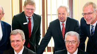 (v.l . hinten): Jürgen Leindecker, Landesgeschäftsführer Städte- und Gemeindebund Sachsen-Anhalt, Jens Eckhardt, Vorstandsmitglied Stadtsparkasse Magdeburg, Dr. Michael Ermrich, Geschäftsführender Präsident des OSV, Heinz-Lothar Theel, Geschäftsführendes Präsidialmitglied des Landkreistages Sachsen-Anhalt
(v.l. vorn) Dr. Michael Wandersleb, Vorstandsvorsitzender Kommunale IT-UNION eG (KITU), Hermann Stengele, Vorstand der GiroSolution AG (Bild: KID)