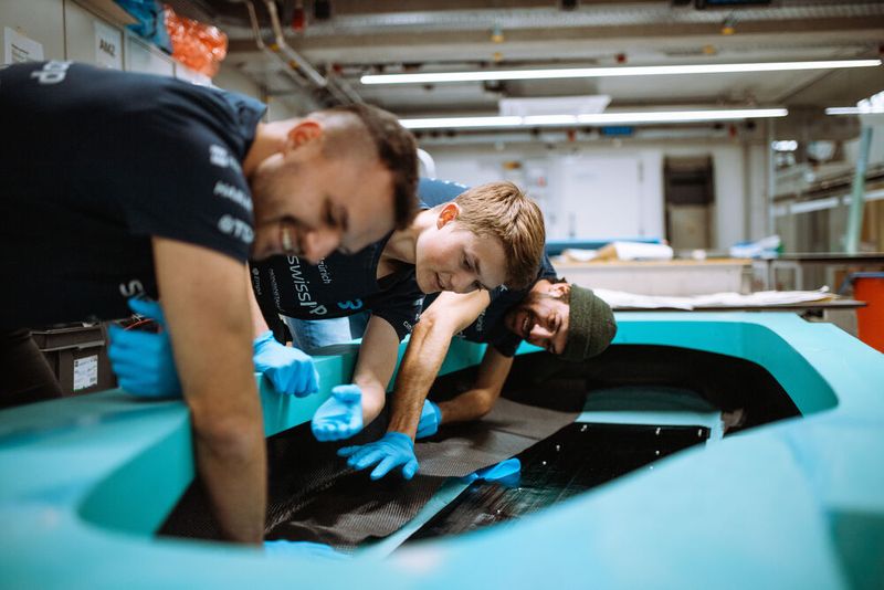 Swissloop entwickelt ein sogenanntes Hyperloop-​Transportsystem, mit dem Güter und Menschen in Zukunft schneller und klimafreundlicher als mit dem Flugzeug befördert werden können. Die Studierenden bauen dazu einen neuartigen Linearmotor und ein energieeffizientes Schwebesystem. (Bild: D-MAVT / ETH Zürich)