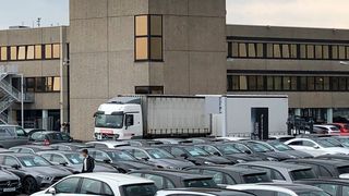 Der Showroom im alten RKG-Gebäude wird derzeit erneuert. Die Digitalstrategie des Händlers ist dagegen brandneu.  (Faust / »kfz-betrieb«)