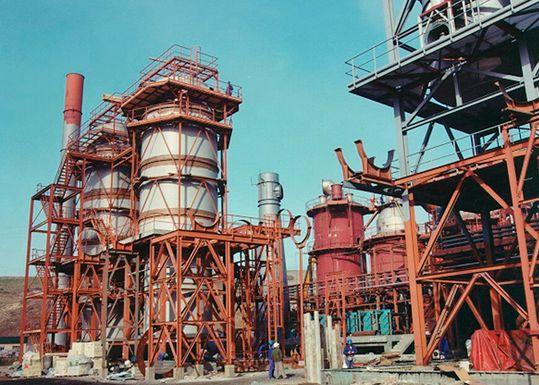 Epoxid-Vinylester-Harze und Glasfasern sind die Bestandteile dieser Quecksilberabsorptionstürme für eine Zinkhütte, die in Spanien steht. GFK hält den widrigen Umständen im Inneren sicher stand, heißt es.(Bild:  Ashland / Derakane)