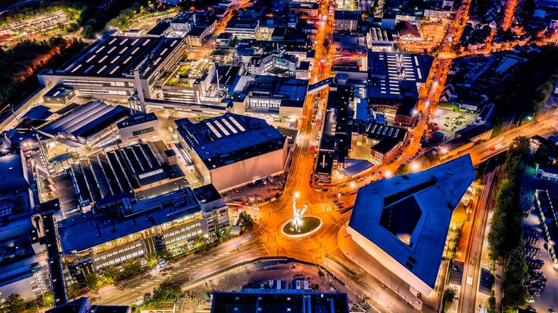 Neben der Sportwagenproduktion erfolgt am Standort auch die Motorenfertigung, die Fertigung von E-Antrieben und die Veredelung von Kundenfahrzeugen. (Bild: Porsche AG)