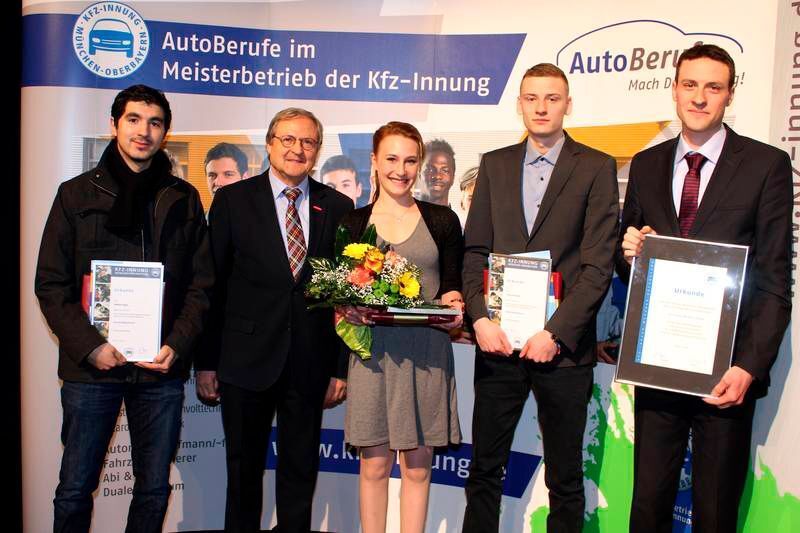Die besten Automobilkaufleute: (v.li.) Özgün Gökhan (Autohaus Stanglmair), Obermeister Hans Medele, Franziska Kuchler und Tobias Hartmann mit Ausbilder Johannes Medele (Autohaus Medele).  (Kfz-Innung München)