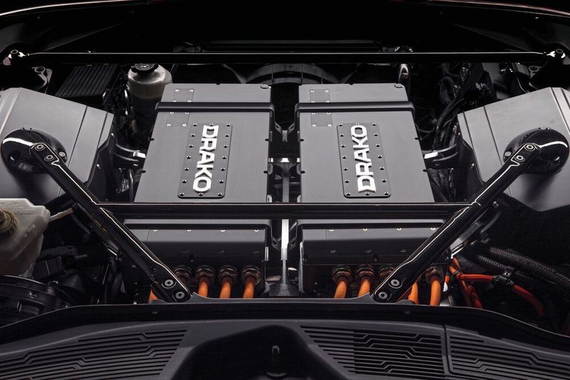 Als Energiespeicher dient ein 90 kWh großer Akku, der vermutlich ein größeres Reichweitenfenster ermöglicht. (Drako Motors)