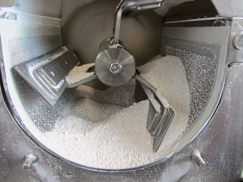 Passiersieb JEL PS von Engelsmann: Die Passierleisten am Rotor streifen über das Siebgewebe und passieren die Klumpen durch das Siebgewebe. Die gewünschte Korngröße wird über die Maschenweite des Siebgewebes gesteuert.    (Bild: Engelsmann)