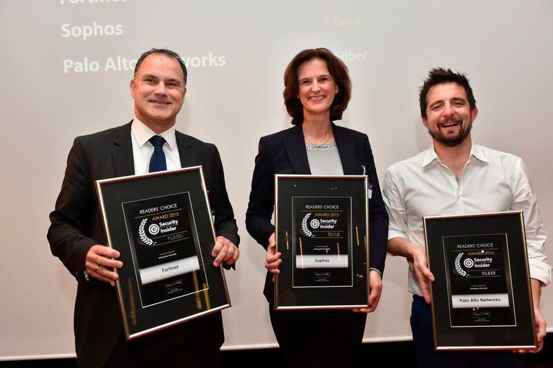 Die Gewinner des Security-Insider Award 2015 in der Kategorie Enterprise Firewalls: Jörg Wiessmann von Fortinet, Katja Meyer von Sophos und Matthias Canisius von Palo Alto Networks. (VIT)