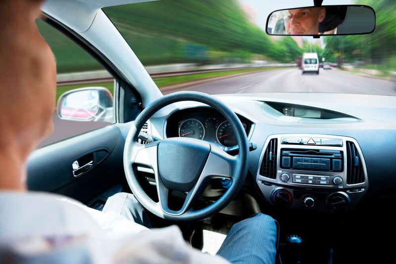 Assistiertes Fahren beherrschen heute bereits viele Autos, in einigen Jahren könnte vollautonomes Fahren Realität werden. (Bild: Adobe Stock)