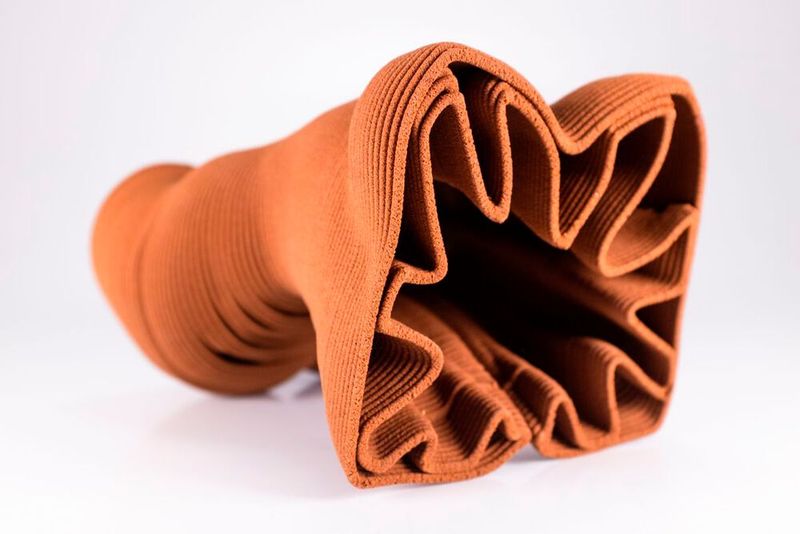 Erstes erfolgreich im Liquid Deposition Modeling 3D-gedrucktes Objekt aus Glutinleim und Korkmehl mit einer Größe von 40 cm und spezieller Stützstruktur.(Bild:  TUD / ILK)