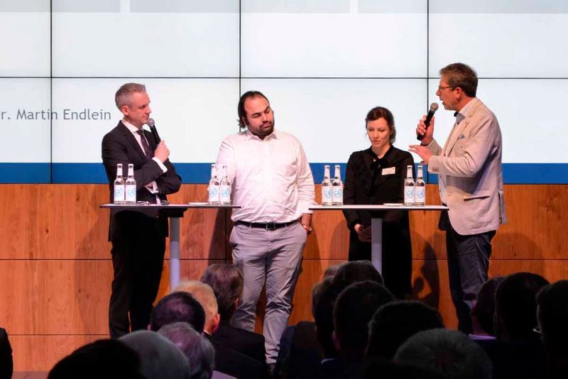 In verschiedenen Podiumsdiskussionen kamen Branchenvertreter zu Wort. So diskutierte Endlein mit Hakan Koc von der Auto1-Group (Wirkaufendeinauto.de), Christina Poletti vom Mobilitätsdienstleister Moyem und Marcus Stein vom Opel-Händler Auto Staiger (AVAG) zum Thema Vertrieb (v.l.n.r.). (Wehner / »kfz-betrieb«)
