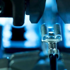 Die Fraunhofer EMFT stellt intelligente Steckverbindungen vor. Dabei werden miniaturisierte elektronische Sensorsysteme in den Stecker integriert, um die jeweils aktuelle Verbindungsqualität zu überwachen. Erfasst werden können z.B. Energieverbrauch, fehlerhafte Zustände oder Temperatur. Die Parameter können drahtlos mittels eines Tablets oder Smartphones abgelesen werden. Mitaussteller der Strategischen Partnerschaft Sensorik e.V.: Halle 1, Stand 324.