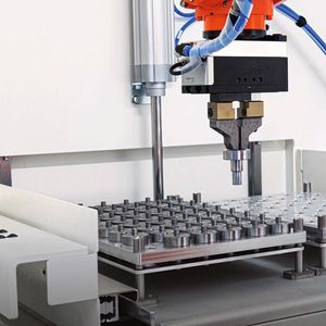 Die neuen Automationszellen inklusive Roboter sorgen für schnelle, kosteneffiziente und sichere Produktionsprozesse. Emag bietet unterschiedliche Konfigurationen an.(Bild:  Emag)