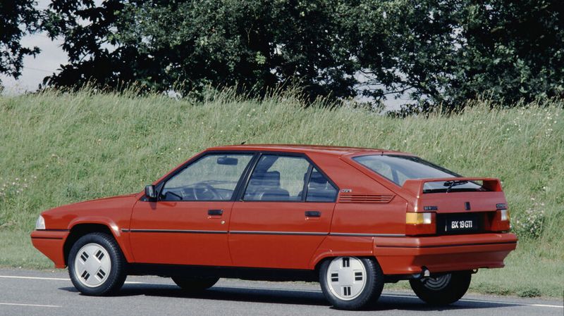 War der 1985 erschienene BX Sport noch mit zwei Solex-Doppelvergasern des Typs 40 ADDHE ausgestattet, kam beim BX GTi eine zeitgemäße Einspritzanlage zum Einsatz (Bosch L-Jet- bzw. Motronic). Der „XU9“-Motor von Peugeot leistet 125 PS, erzeugt 175 Nm Drehmoment bei 4.500 1/min und bringt den Keil in 8,5 Sekunden auf 100 km/h und sehr nah an die 200-km/h-Marke heran.  (Bild: Citroën/Stellantis)