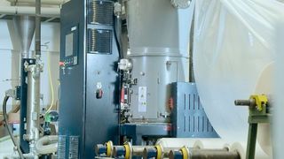 Die Intarema K von Erema ist beim Blasfolienhersteller Coveris 24 Stunden pro Tag im Einsatz, heißt es. Das automatisch recycelte Material werde zu 100 % wieder in die Folienproduktion rückgeführt. Die Intarema K ist für die Verarbeitung sauberer Kunststoffabfälle geeignet, heißt es. PE-Mono- oder -Mehrschichtmaterial, PE-Randstreifen mit PP, PA, EVOH beziehungsweise EVA-Anteilen oder auch atmungsaktive PE-Folienreste, versetzt mit Kalziumcarbonat, könnten damit verarbeitet werden. (Erema)