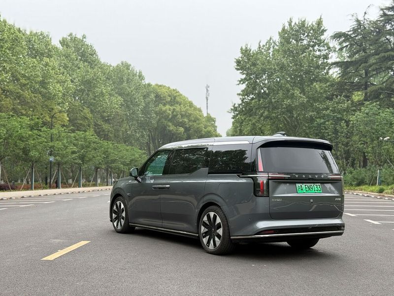 Die Schweden haben sich unter dem Dach der chinesischen Mutter Geely an die Schwester Zeekr gehängt und deren 009 als Basis genommen. (Volvo)