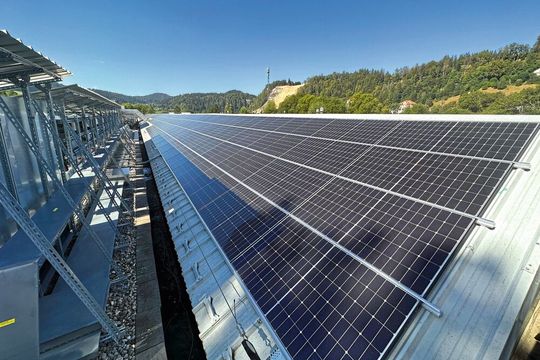 Près de 2135 panneaux solaires représentant près de 4000 m2 équipent désormais les toits de Dixi Polytool. Près de 2135 panneaux solaires représentant près de 4000 m2 équipent désormais les toits de Dixi Polytool.