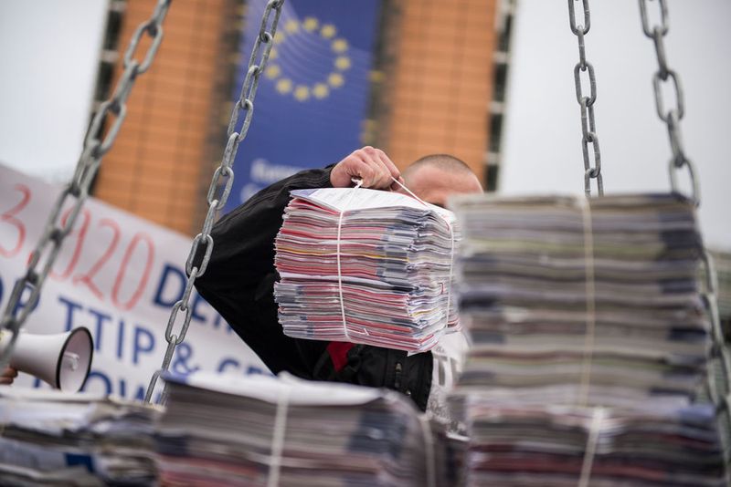 Foto der symbolischen Unterschriftenübergabe der Bürgerinitiative Stop TTIP in Brüssel. (Bild:  Stop TTIP/Alex GD/Collectif Krasnyi)