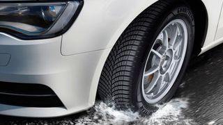 Nicht nur bei Aquaplaning-Gefahr, sondern auch auf Schnee bringt eine möglichst hohe Profiltiefe mehr Sicherheit. (Bild: GDTG)