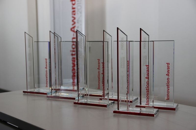 Das ist das Ding bzw. die Awards. Am 16. Juni 2015 hat PROCESS, PROCESS Worldwide, LABORPRAXIS und PharmaTEC erneut den Innovation Award auf der Achema in Frankfurt verliehen.  (Bild: Schäffner/PROCESS)