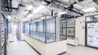 Abb. 1: Der Kohlendioxid-Ausstoß konnte durch Maßnahmen wie Wärmerückgewinnung oder Luftmengen-Reduzierung um 80 Prozent gegenüber Vergleichslaboren reduziert werden.  (Bild: Jörg Stanzick, Carpus+Partner)