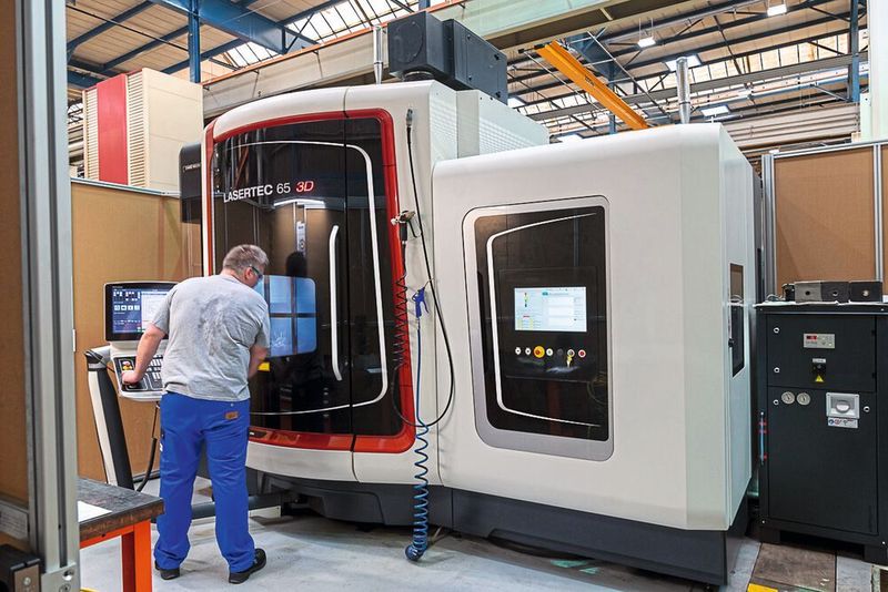 Seit 2018 kombiniert Sulzer auf einer Lasertec 65 3D hybrid von DMG Mori die additive Fertigung mittels Pulverdüse mit anspruchsvollem und hochgenauem Fräsen im Hundertstelbereich in einer Aufspannung. (Jens Ellensohn Fotografie)