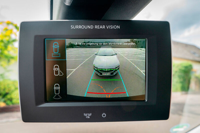 Das Kamerasystem zeigt dem Fahrer  auch Objekte an, die sich von hinten und seitlich des Fahrzeugs nähern. (Opel Automobile GmbH)
