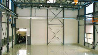 Im Mai 2014 wurde nach neun Monaten Bauzeit die neue Fertigungshalle direkt neben dem Firmengebäude in Ostfildern/Ruit fertiggestellt. (Bild: Hydropneu)