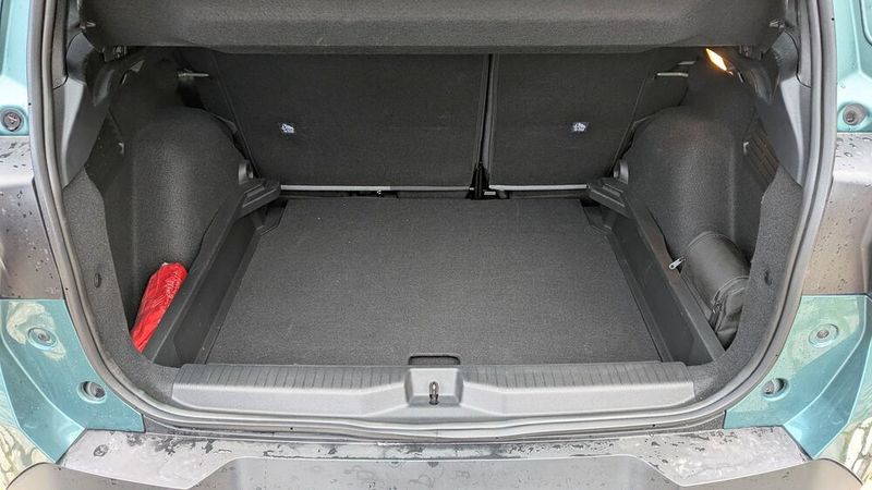 460 Liter Kofferraumvolumen, die durch Umklappen auf 1.600 Liter erweitert werden können, bringt der Opel mit.  (Bild: Rosenow – VCG)