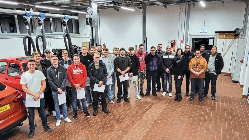 Das regionale Kfz-Handwerk der Innung Bernkastel-Wittlich-Bitburg freut sich mit Obermeister Rainer Ferres über insgesamt 35 neue Kfz-Mechatroniker. Vor dem Gesellenprüfungsausschuss für den Bereich Bitburg legten 16 Prüflinge mit Erfolg ihre Gesellenprüfung ab, darunter 12 Kfz-Mechatroniker für Personenkraftwagen und vier für Nutzfahrzeuge. Vor dem Wittlicher Prüfungsausschuss zeigten die Auszubildenden ebenso, was sie in der dreieinhalbjährigen Ausbildungszeit erlernt hatten. Hier waren es 19, die sich nun über ihre Prüfungszeugnisse, von vielen auch noch Gesellenbrief genannt, freuen können. 17 für Personenkraftwagen und zwei für Nutzfahrzeuge. (Bild: BBS Bitburg)