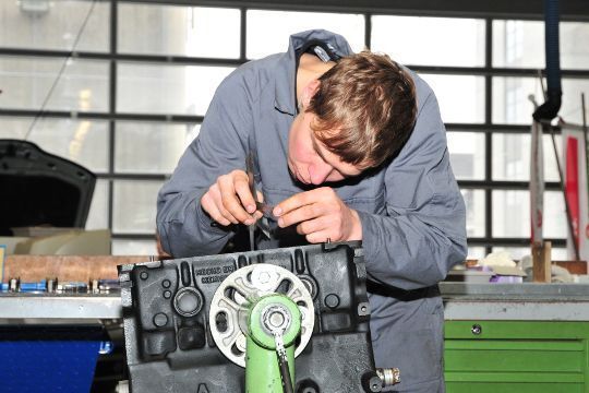 Bei diesem Motorblock musste der Südtiroler Thomas Pacher die Kolben, die Kolbenringe und die Kurbelwelle genau vermessen. (Archiv: Vogel Business Media)