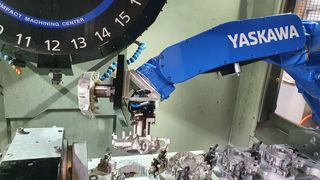 Vorderseitenbearbeitung mit der Brother Speedio S 1000 X1: Auf dem Lehmann CNC-Drehtisch EA-520 ist eine Vierfach-Spannvorrichtung montiert, in die der Motoman-Roboter Rohteile einlegt und bearbeitet wieder entnimmt. (EGS)