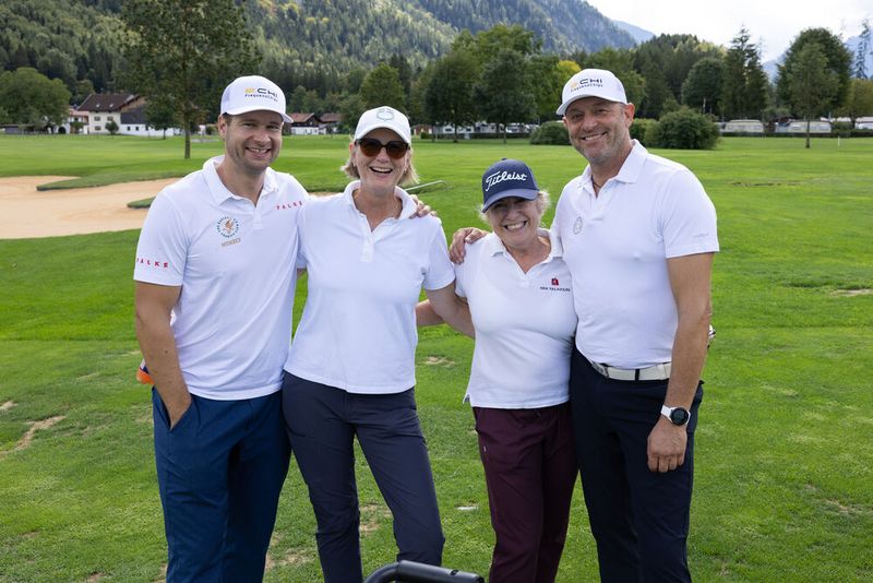 Ob die T-Shirt-Farbe abgesprochen war, haben sie nicht verraten: Bobfahrer Hansi Lochner und Tobi Schiegl mit Kerstin Haubold (Kyndryl) und Biggi Waanders (Bild: Hans Breitenfellner)