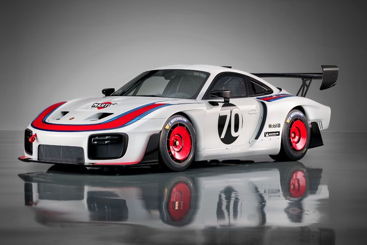 Der 515 kW (700 PS) starke Rennwagen, dessen Karosserie an den legendären Porsche 935/78 erinnert, wird in einer Kleinserie von 77 Stück gefertigt. Zu einem Preis von 701.948 Euro zuzüglich länderspezifischer Mehrwertsteuer kann der Rennwagen bestellt werden. (Bild: Porsche)
