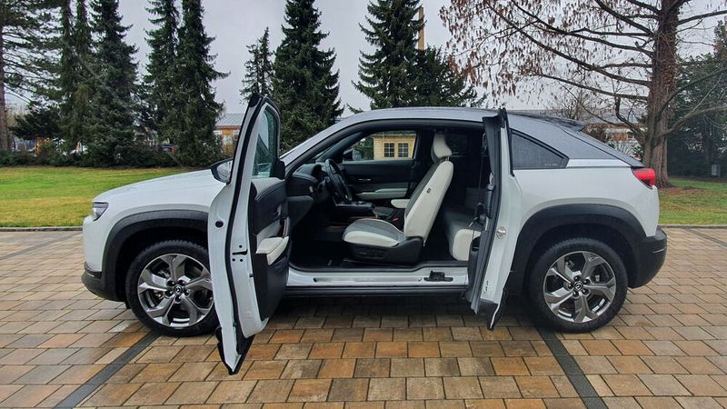 Eine Besonderheit sind die gegenläufig öffnenden Türen und der Verzicht auf eine B-Säule. (Bild: Mauritz/»kfz-betrieb«)