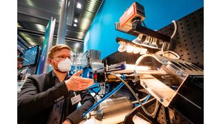 Im Projekt Waste4Future haben Fraunhofer-Forscher eine Sensorsuite für Sortieranlagen entwickelt, die unter anderem schwarze Abfallpartikel erkennt. Eine ausgeklügelte Kombination aus verschiedenen Sensoriken wie beispielsweise der Infrarot- und Terahertz-Sensorik der Sensorsuite soll sowohl die Stoffparameter für eine möglichst reine Sortierung als auch die Alterung der Probe bestimmen. Getestet wird an einem Demonstrator. (Bild: Holger Jacoby)