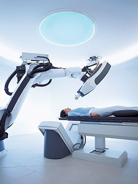 Wenn sich Mensch und Roboter nahekommen, zum Beispiel bei medizinischen Anwendungen, können auch rechtliche Probleme und Fragestellungen auftauchen. (Bild: Kuka)