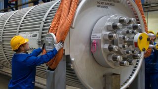 In der Apparatebau-Werkstatt am Standort Ludwigshafen bereiten Mitarbeiter die Verladung eines Hochdruck-Produktabscheiders (Auslegungsdruck 500 bar) für LDPE-Anlagen vor. (BASF)