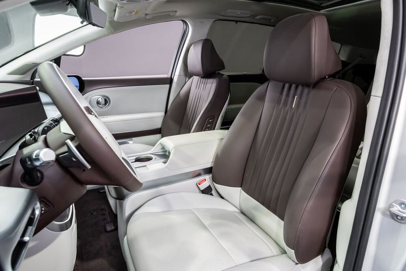 Vorne bietet der Ioniq 9 viel Platz und ein wohnliches Ambiente. (Bild: Hyundai)