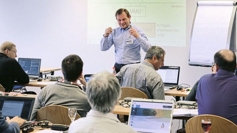Linux-Trainer und Best-Speaker-Preisträger: Mit didaktischem Geschick, großer Leidenschaft und unverwechselbarem Akzent „brennt“ der Ur-Bayer die Basics und Feinheiten von Linux in die Köpfe der Entwickler. (Bild:  VCG)