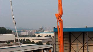 Die Fahrzeugbetonpumpe mit CFK-Mast ist mit 80 m im ausgefahrenen Zustand weltweit die höchste Großmastpumpe.  (Bild: Zoomlion)