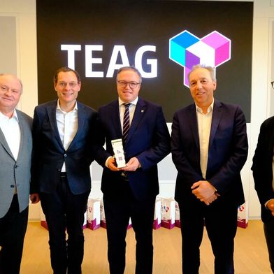 Austausch zum Hochlauf der Elektromobilität in Thüringen: (v. l.) Präsident Helmut Peter (LV Thüringen), Christian Thewißen (Vorstand TEAG), Ministerpräsident Marion Voigt, Stefan Reindl (Vorstandsvorsitzender TEAG) und Dietmar Hoffmann (Geschäftsführer LV Thüringen).
 (Bild: Holger Zietz - VCG)