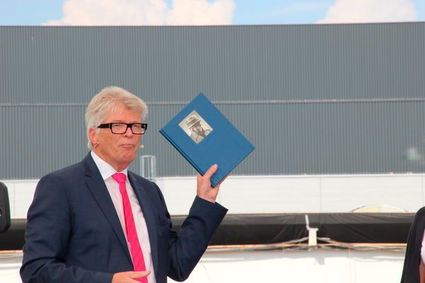 Als Zeitzeuge nicht fehlen, darf das Buch zur Unternehmensgeschichte von Rittal. (Reinhold Schäfer)