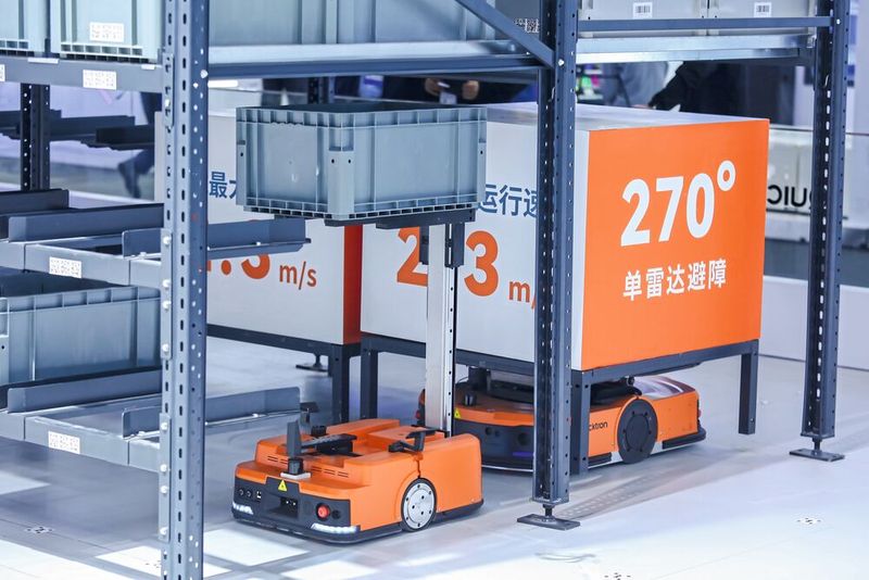 Quickbin+ kombiniert patentierte Behälter-Greif- und Behälter-Transportroboter in einem  intelligenten Lagerhaltungssystem. (Bild: Quicktron)