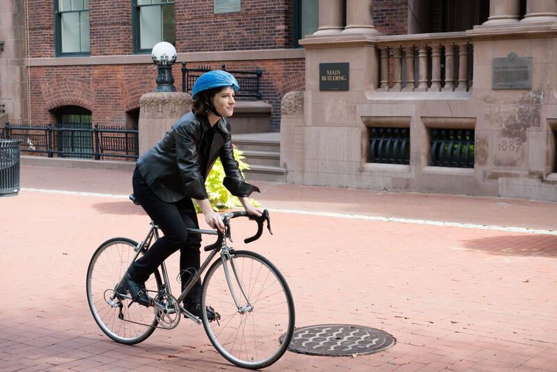 Gewinner des letzten James Dyson Award ist der Eco Helmet – ein faltbarer, recycelbarer Fahrradhelm, der für den Einsatz bei Leihrädern gedacht ist. (James Dyson/Kimberly Mufferi)