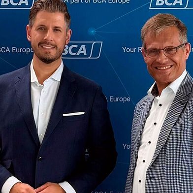 Tobias Münch (li.), BCA Deutschland, und Dr. Kurt-Christian Scheel, VAD, besiegelten ihre neue Partnerschaft. (Bild: BCA)
