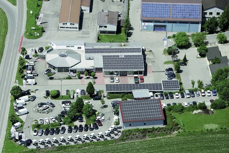 MKM Huber mit Hauptsitz in Wasserburg setzt ganz auf Nissan. Geschäftsführer Martin Huber fährt seit Jahren erfolgreich die Einmarkenstrategie. Den Intrabrand-Wettbewerb hat er mithilfe des Autohimmel Bayern erfolgreich eingedämmt. (Foto: MKM Huber)